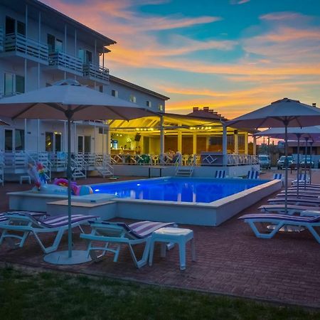 Family Hotel Happy Inn Zatoka Exterior photo