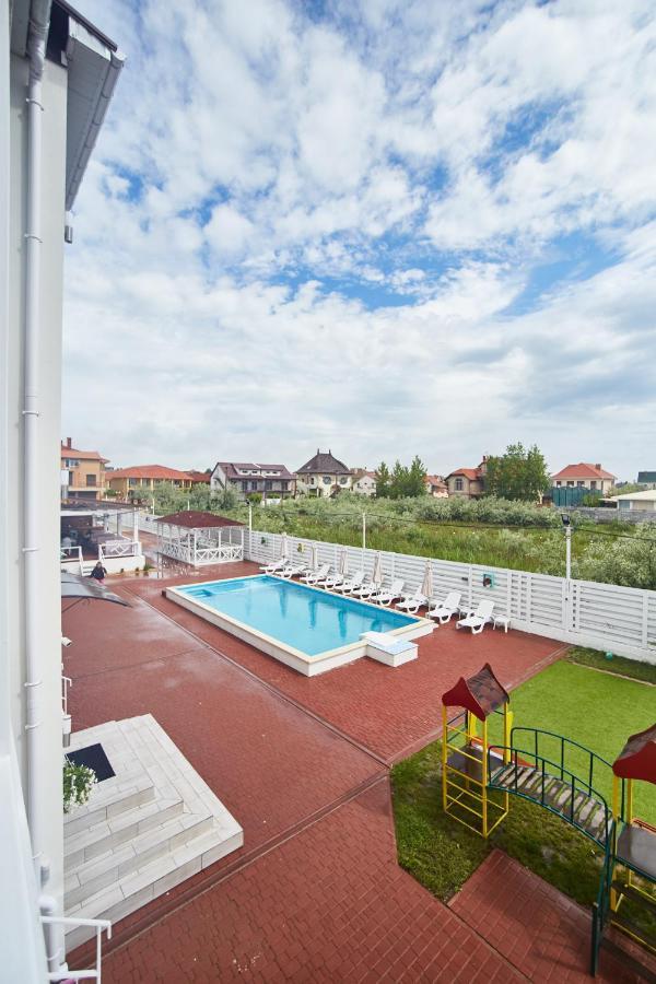 Family Hotel Happy Inn Zatoka Exterior photo