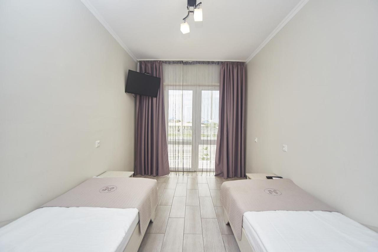 Family Hotel Happy Inn Zatoka Exterior photo