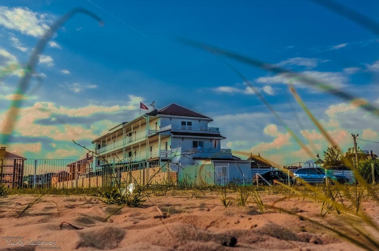 Family Hotel Happy Inn Zatoka Exterior photo