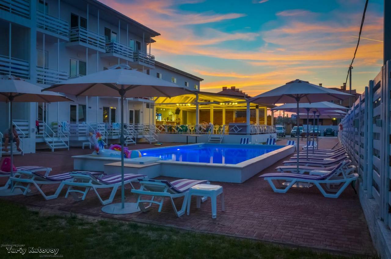 Family Hotel Happy Inn Zatoka Exterior photo